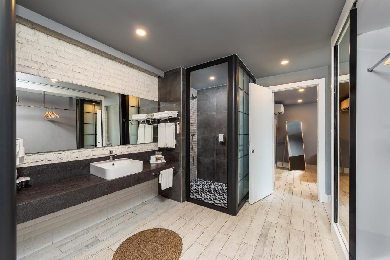 Hotel White